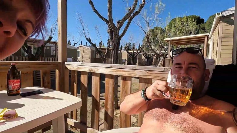 bekycarril: Venkovní kouření v kempu na terase při popíjení