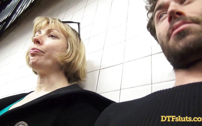 DTF Sluts: Blonde slet met grote borsten uit NYC