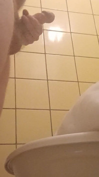 Sborrata nel cuscino del bagno