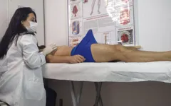नर्स मरीज को बहुत सख्त इरेक्शन करवाती है