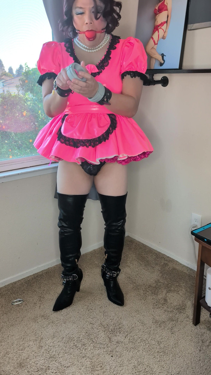Sissy Candy: La cameriera sissy gioca con se stessa con bondage, enormi...