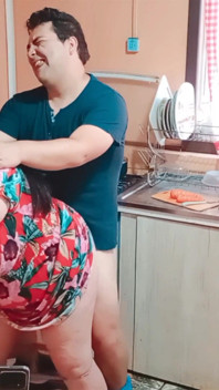 Sexo Na Cozinha Quando a Mãe Abre a Geladeira