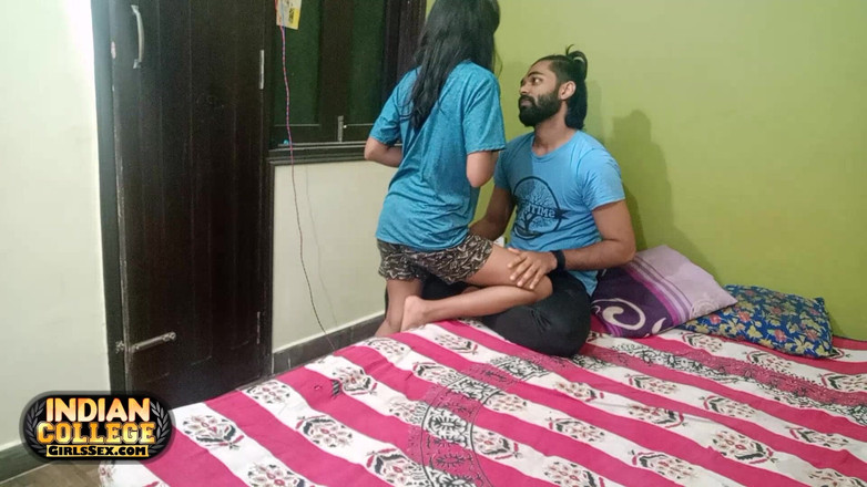 Hindi-Sex: 多汁的 18 岁苗条德西女友被印度大屁股性交