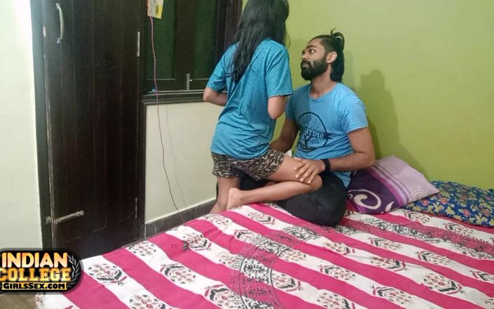 Hindi-Sex: Suculenta namorada magra indiana de 18 anos fodida por indiano pedaço