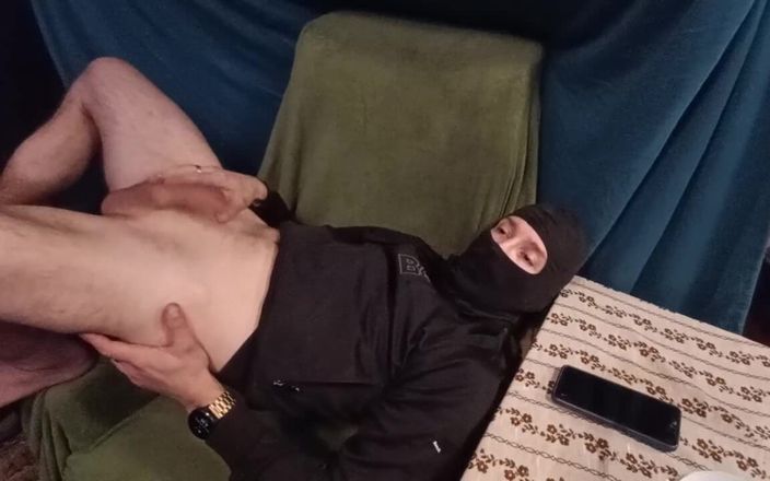 kickerscooter: O amatoare adevărată își rade coaiele, apoi îi masturbează pula