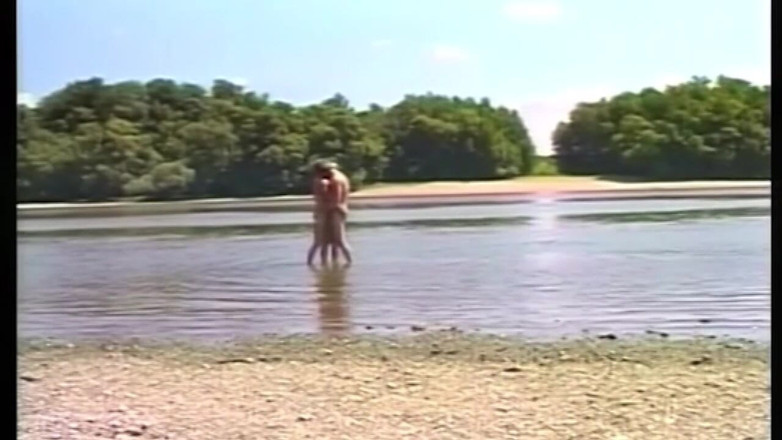Boys boyz: Cowok berotot ini dientot habis-habisan di pantai yang penuh gairah