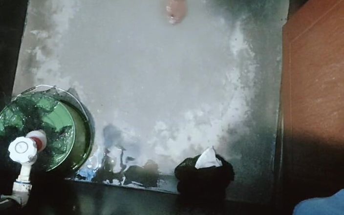 Indian BBC: La mia sorellastra mi vede durante il bagno nudo. Guarda...