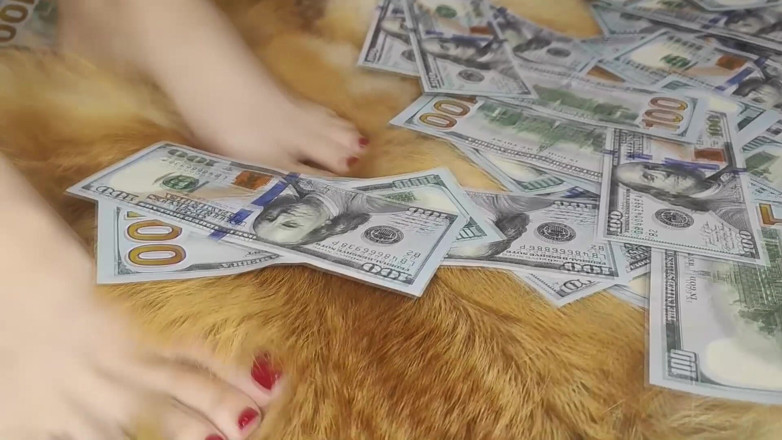 Princess18_: Findom: para tanrıçası parayı sayıyor ve seni dekoltesine ve ayaklarına...