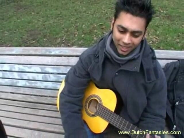 Dutch Fantasies: Симпатичная крошка скачет на члене незнакомца на диване