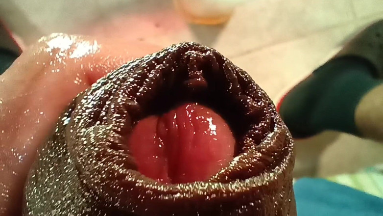 Tommhot: Pria seksi kolombia ini lagi asik kencing sambil mainin kulupnya