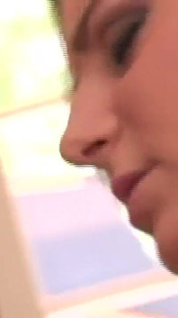 Červená síťovaná holka análně ošukaná