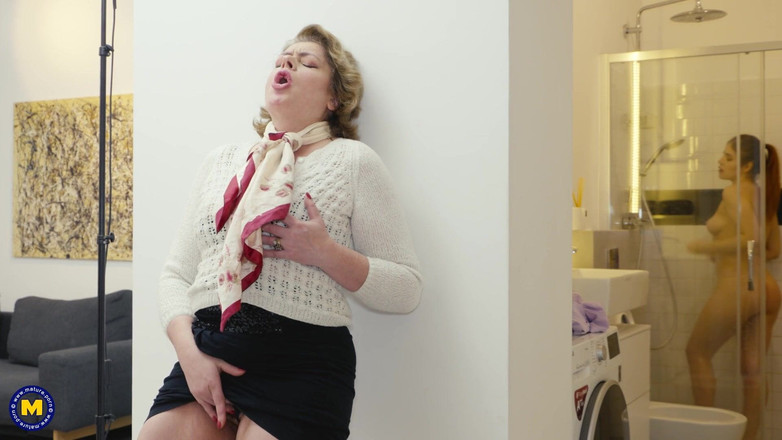 Mature NL: Super harige stiefmoeder Helena Jonic verleidt haar hete stiefdochter Rita...
