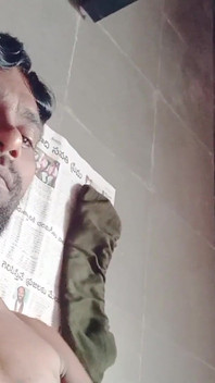 Rajesh playboy 993 çıplak göt deliği elle muamele gösteriyor büyük yarakla mastürbasyon yapıyor ve yüzüne boşalıyor