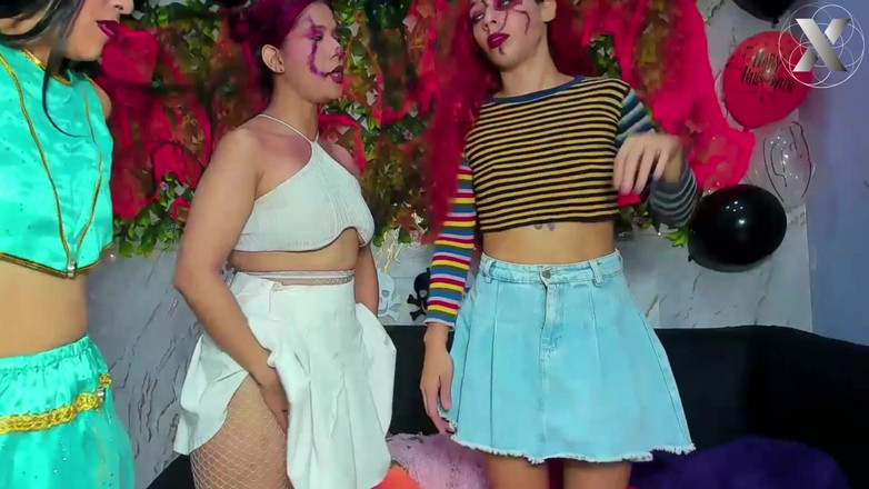 Lesbian Friends: Meyve suyunu paylaşan iki küçük tilki!