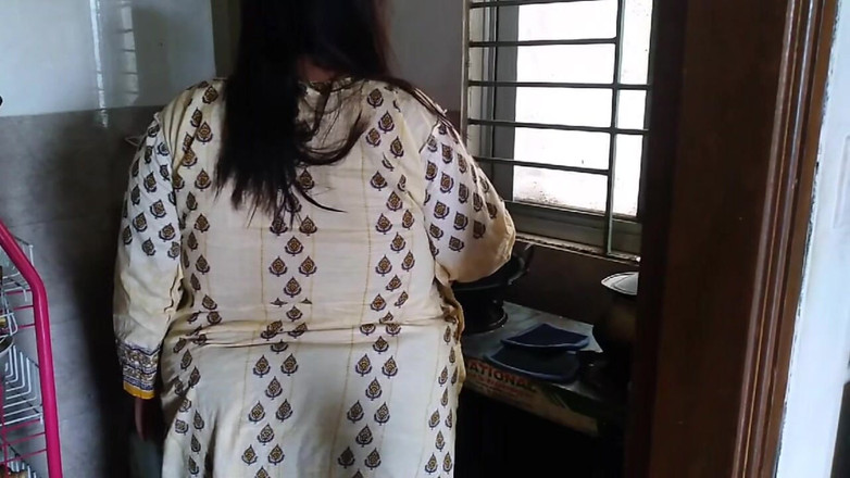 Aria Mia: 부엌에서 Devar에게 따먹히는 인도 바비