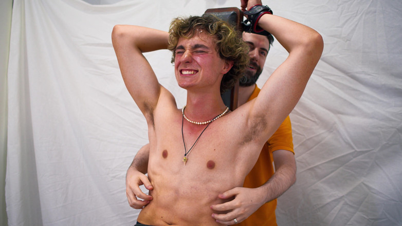 PSM Tickling Network: Un twink heterosexual foarte gâdilat