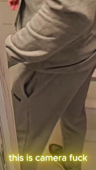 L'amico ha deciso di andare dalla ragazza, ma prima ha dovuto soddisfare una condizione.