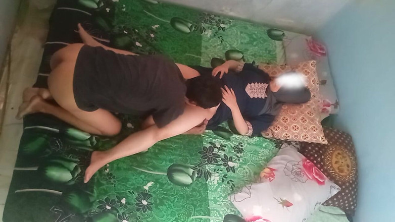 Famly sex: Lamber a até que ela suspira bem