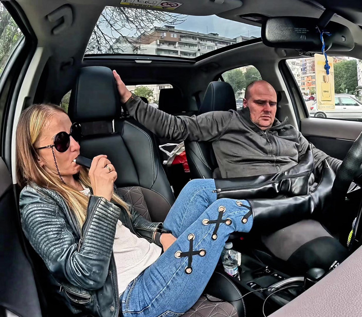 Mistressyammyboots: Sembah kasut saya di dalam kereta, hamba - ini adalah tempat...