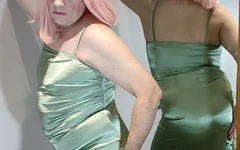 Gaun satin hijau seksi dan sepatu hak tinggi.