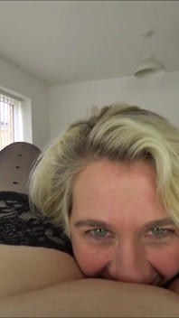 Camilla i Rue w kuchni