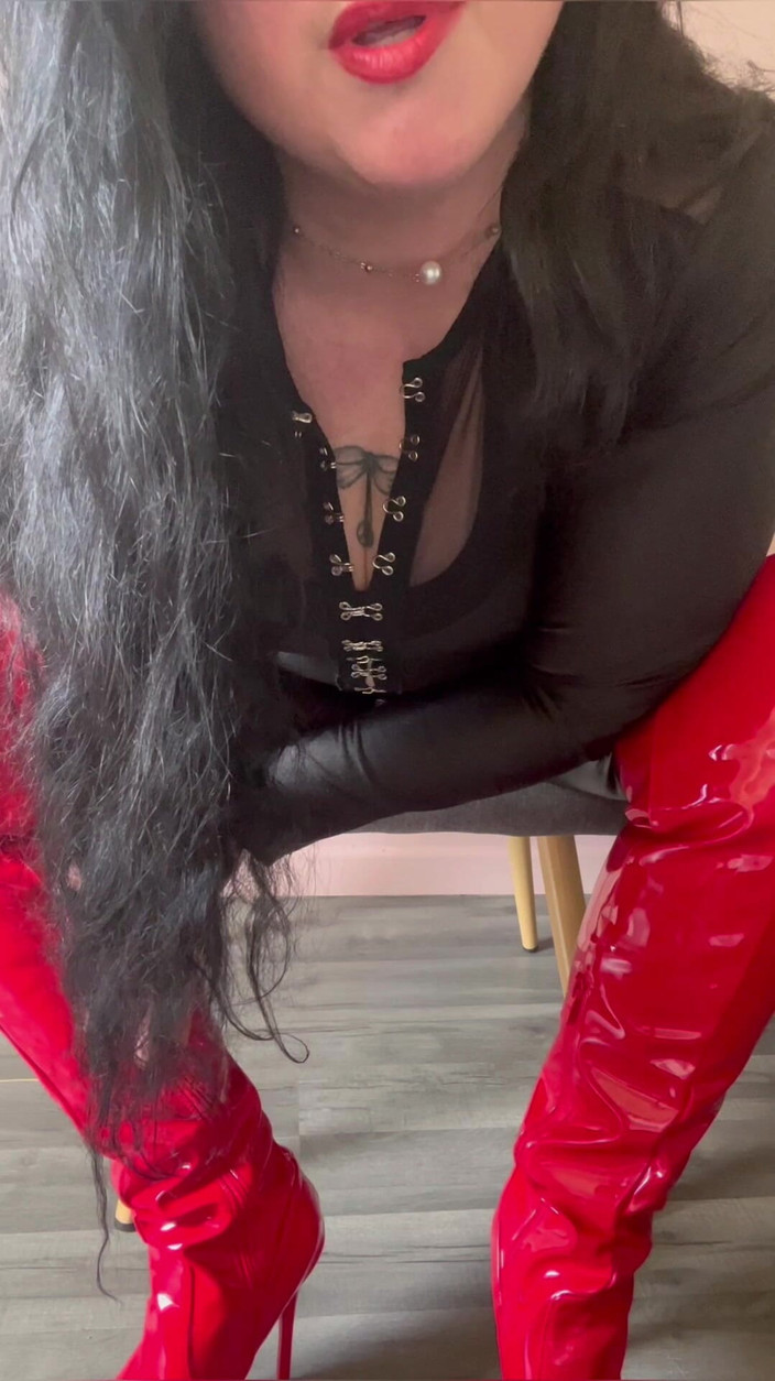 Maitresse Clara: Dedikasi total untuk sepatu bot setinggi paha saya