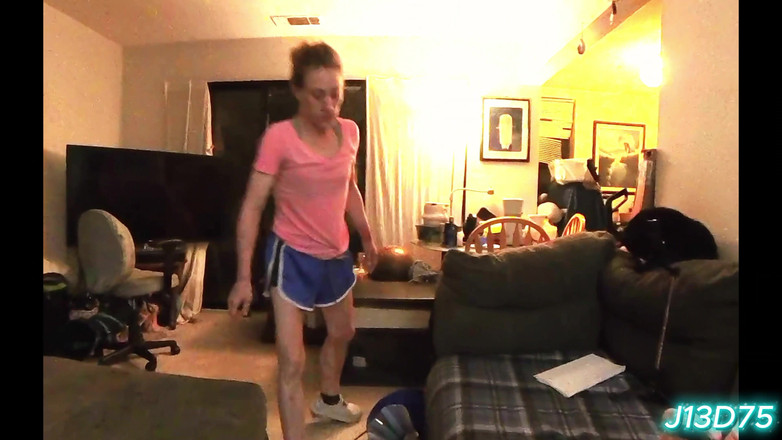 J13D75: 这个热辣的金发女郎在她的男朋友在车里等的时候试图阻止怀孕！