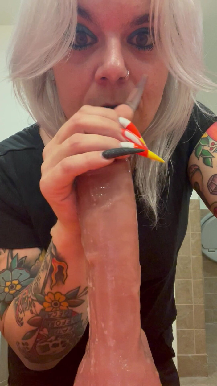 CherryBombBomb: 視点:だらしない仕事のバスルームフェラ