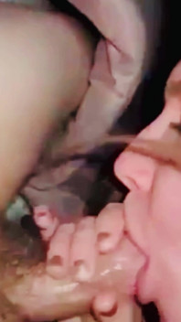 Saya menghisap keras pada batang jurugambar 55 juta saya memberikannya blowjob dan zakar besarnya jauh di dalam tekak saya merasai jus tuanya