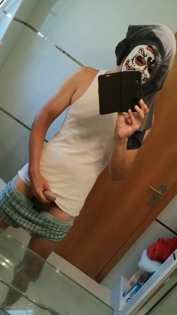 Rafael Torreano: Maskeli genç adam mastürbasyon yapıyor ve döl atıyor