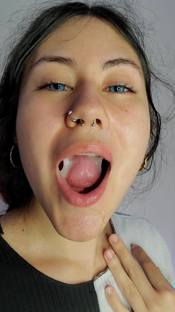 DherlyDoll: Krásná vysokoškolská děvka chce na tváři sperma