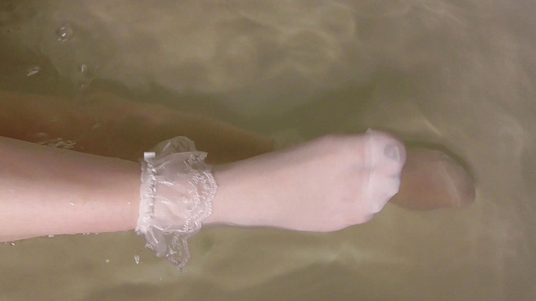 Anna Sky: Anna si myje nohy v bílých ponožkách