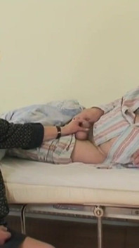 Přes to, že je hospitalizován, starý pán touží po čerstvé kundičce