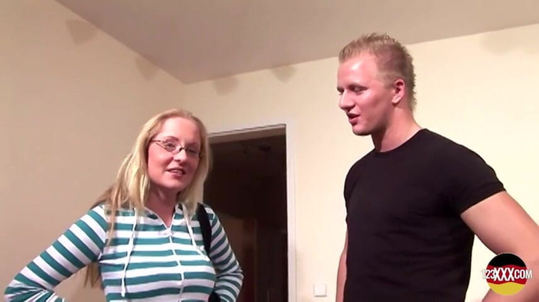 123XXX - 100% Amateurs: Această blondă adoră să sară pe o pulă tare