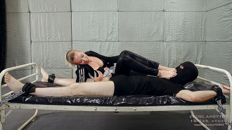 Cruel Anettes fetish world: 被推到爱她汗流漉漉的脚