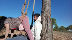 fartingclub01: Ben onu götüm ve ağaç arasında ezerken yüzüne osuruyor