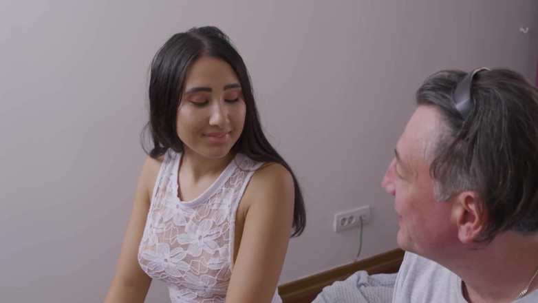 Deutschland Porno X: Orta yaşlı seksi kadın azıyor ve büyük göğüslerini gösteriyor ıslak sikiş...