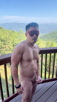 山上挑逗：肌肉发达的亚洲大屁股的单人表演