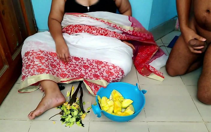 Aria Mia: Stepmom Chopping Vegetable Suddenly Saree Fell From Her Chest I...