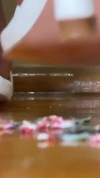 Giantess Pink Foxx dengan sepatu hak tinggi putih