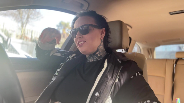 Miss Valentina: Aberração do fetiche por cinto de segurança