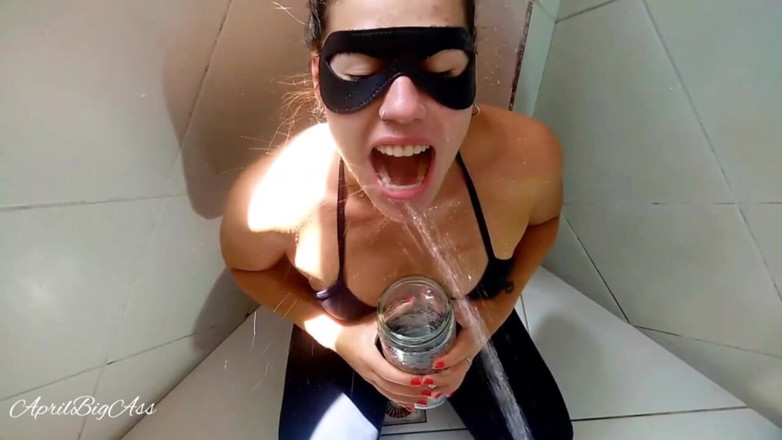 April BigAss: Lewatywa siusiu, picie siusiu i połykanie spermy!!