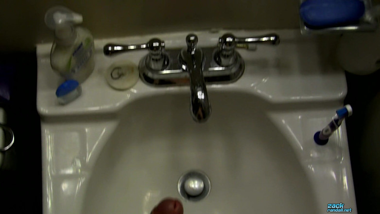 Zack Randall: POV, caresse de bite dans la salle de bain