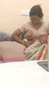 Indische geile IT-professor hete seks in mooie saree met student thuis