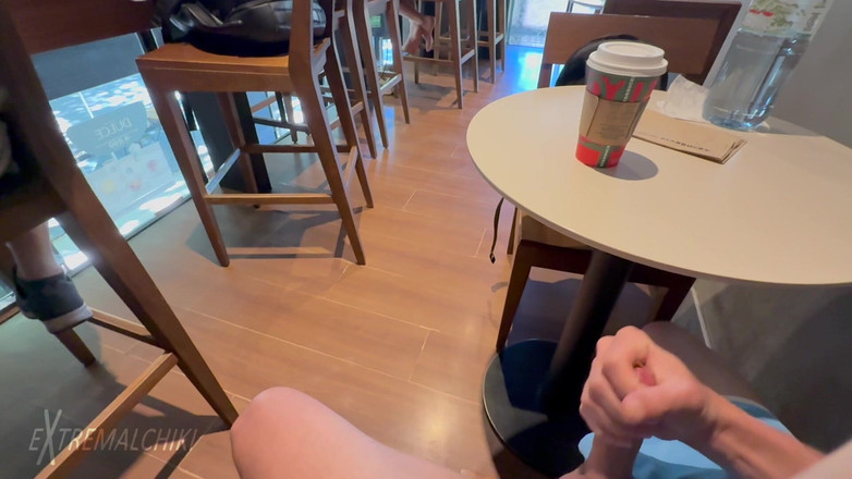 Extremalchiki: Kafe publik Starbucks masturbasi dan mani muncrat