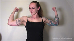 Claudia Kink: Overwinning in armworstelen van een gespierde vriendin