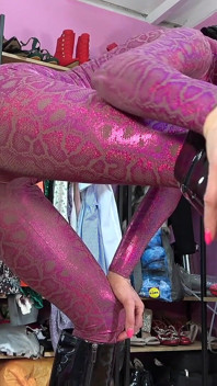 Interactieve Gfe-serie glanzende catsuit-vriendin controleert je beroerte