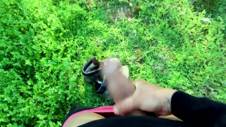 Idmir Sugary: 未割包皮的鸡巴在用过的靴子上撒尿 第一人称视角 户外