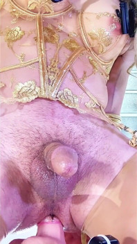 ホットで豊満で自慰をするシーメールが彼女のお尻を弄ぶ