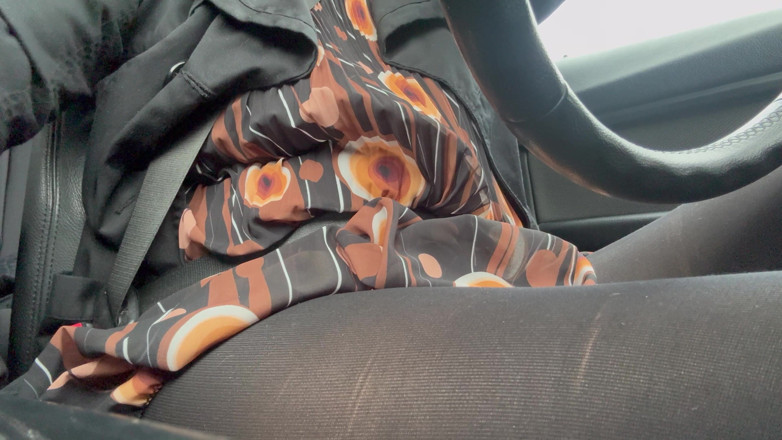 Step Mommy: Elegancka macocha jeździ do biura w rajstopach i pięknej sukience